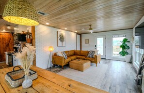 Smart TV - 🌴☀️Private Pool | Backyard Oasis w/ Fireplace | Pet Friendly 🐾 Largo 802 (Pensacola Beach)