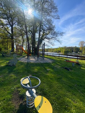 Children's area - Cozy bungalow near the lake with boat (Ferchesar)