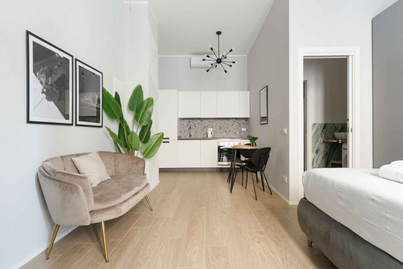 1 chambre, fer et planche à repasser