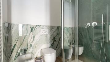 Doccia, bidet, asciugamani