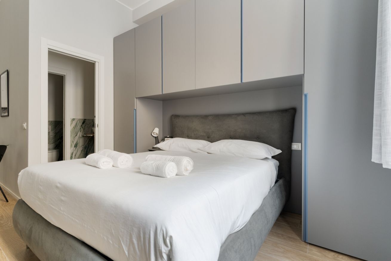 1 chambre, fer et planche à repasser