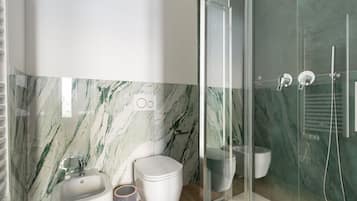 Doccia, bidet, asciugamani