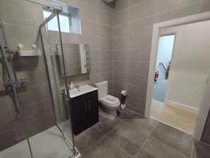 Shower, hair dryer, towels, soap - Greencity one double bed apartment in Dublin 1 (Dublin)