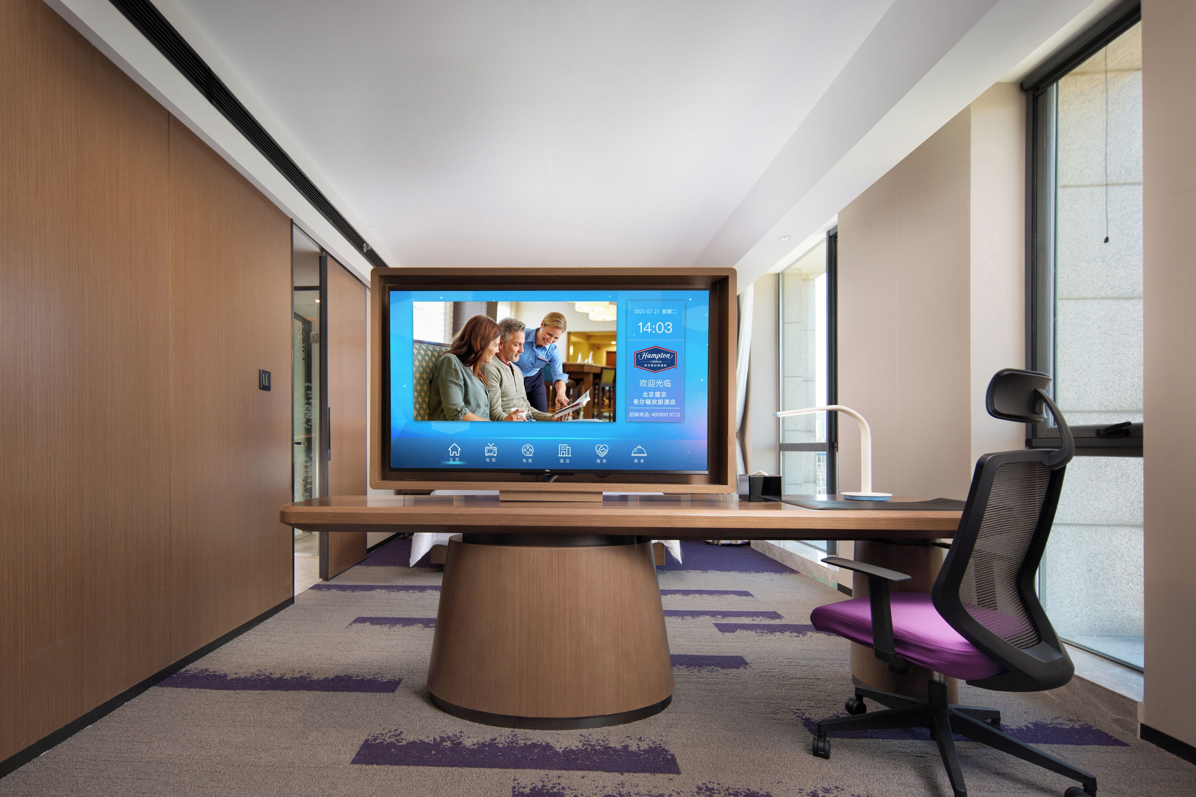 Une chambre d’hôtel avec un téléviseur posé sur un meuble en bois, un bureau avec une chaise et un sol recouvert de moquette.