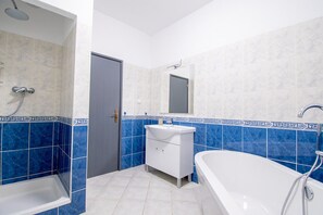 Shower, hair dryer, towels - Casa do Livramento - Fabulous 3 bedroom villa with games room (Carvoeiro)