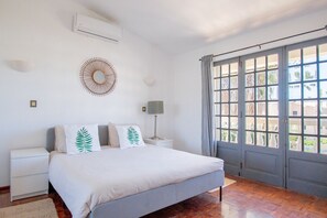 3 bedrooms, iron/ironing board, free WiFi, bed sheets - Casa do Livramento - Fabulous 3 bedroom villa with games room (Carvoeiro)