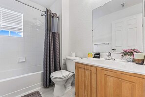 Shower, hair dryer, towels, shampoo - Family getaway w/ patio & workspace (Kissimmee)