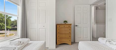 4 habitaciones, tabla de planchar con plancha, wifi y ropa de cama