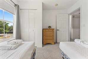 4 bedrooms, iron/ironing board, WiFi, bed sheets - Family getaway w/ patio & workspace (Kissimmee)