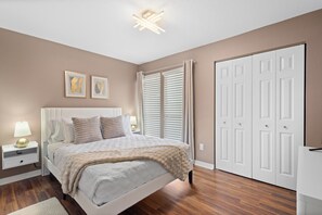 3 bedrooms, iron/ironing board, travel cot, free WiFi - New 3BR , Heated Pool , 5 Min to Siesta (Sarasota)