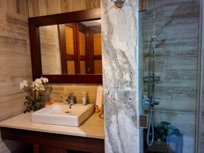 Bathroom - Great 2 bedroom condo, quiet beachfront complex (Las Terrenas)