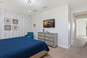 5 Schlafzimmer, Schreibtisch, Bügeleisen/Bügelbrett, Bettwäsche