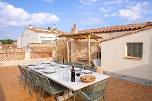 Outdoor dining - Vrbo Property (Le Grau-du-Roi)