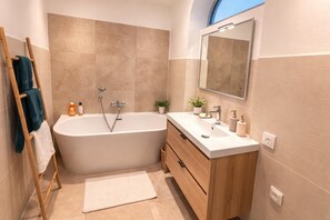 Bathroom - Vrbo Property (Le Grau-du-Roi)