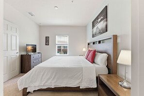 4 slaapkamers, een bureau, een strijkplank/strijkijzer, beddengoed