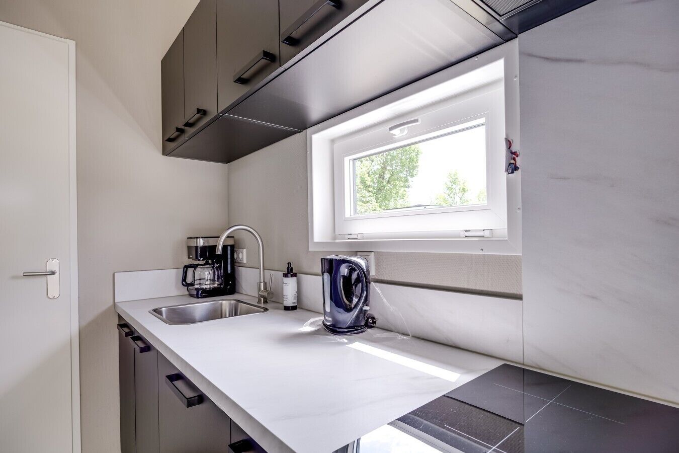 Coffee/tea maker, fridge, microwave, stovetop