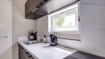 Coffee/tea maker, fridge, microwave, stovetop