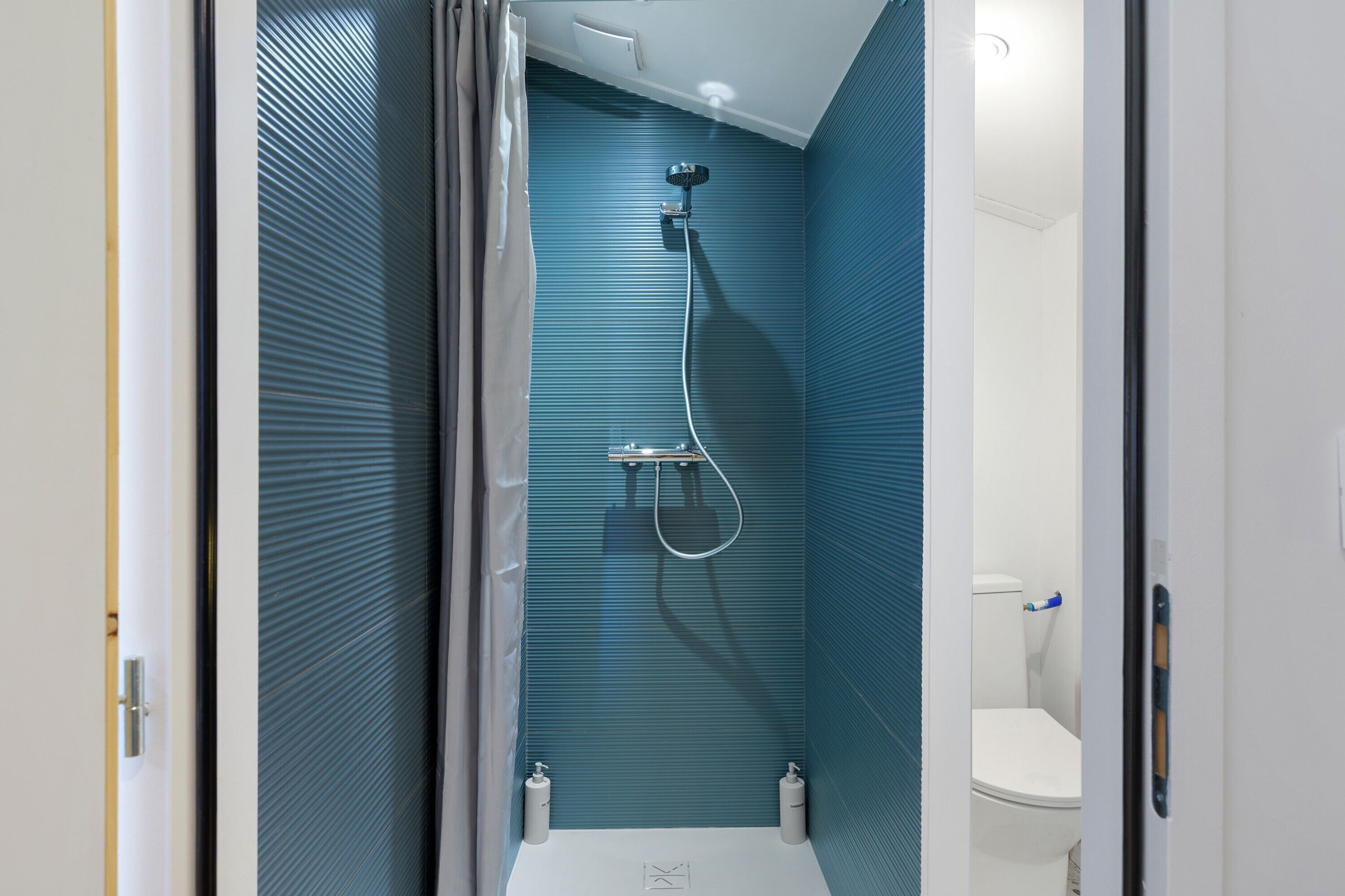Een douche, handdoeken