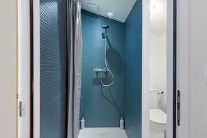 Douche, serviettes fournies