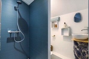 Shower, towels