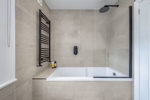 Shower, hair dryer, towels, soap - Fulham Family Favourite close to the River Thames (London)