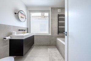 Douche, sèche-cheveux, serviettes fournies, savon