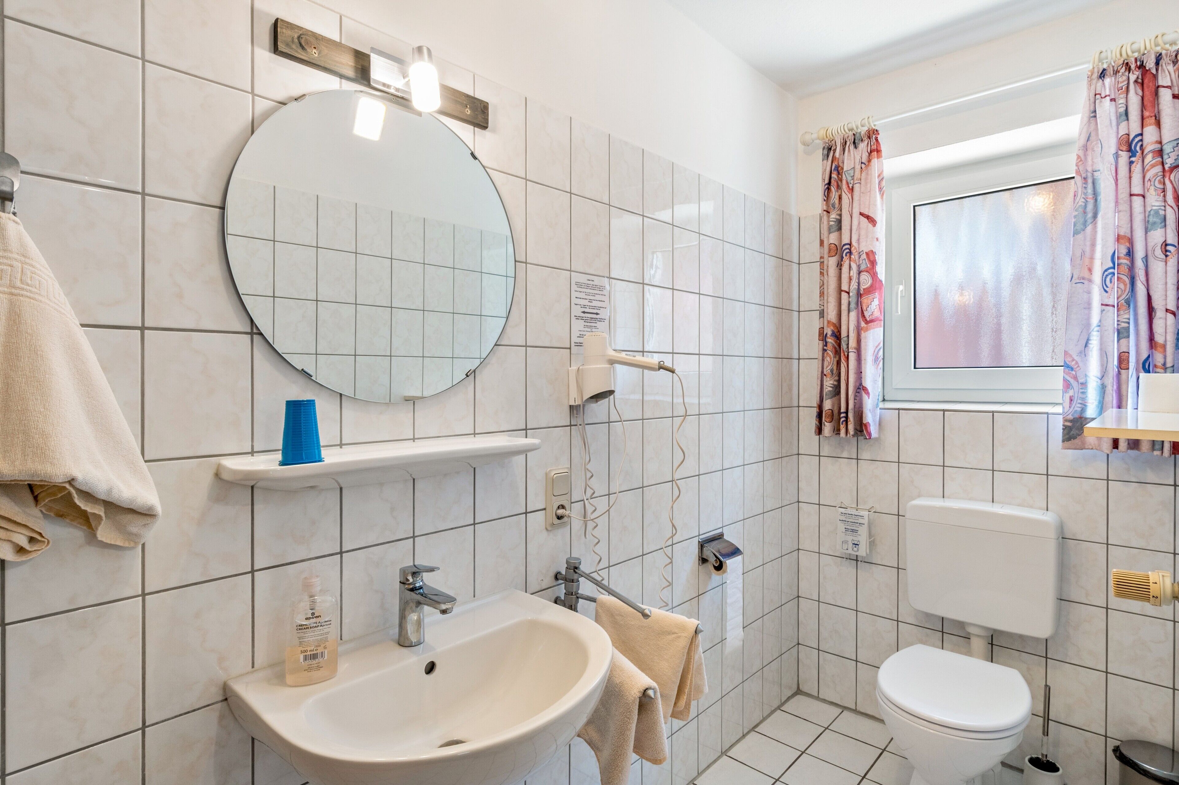 Een douche, een haardroger, handdoeken