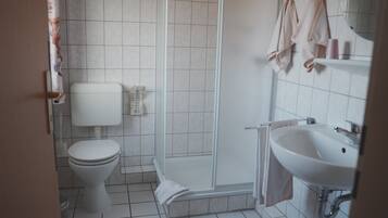 Een douche, een haardroger, handdoeken