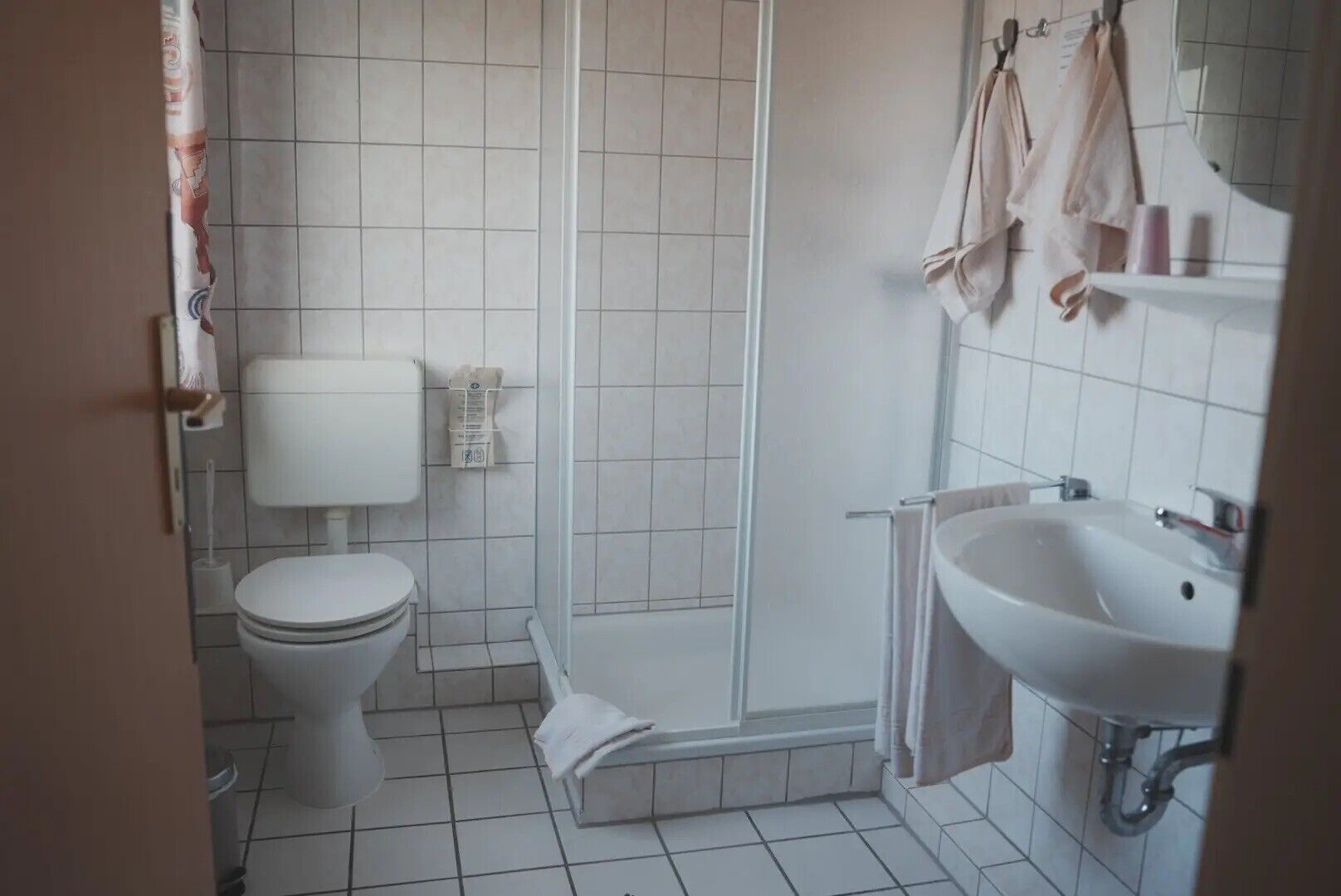 Dusj, hårføner og håndklær