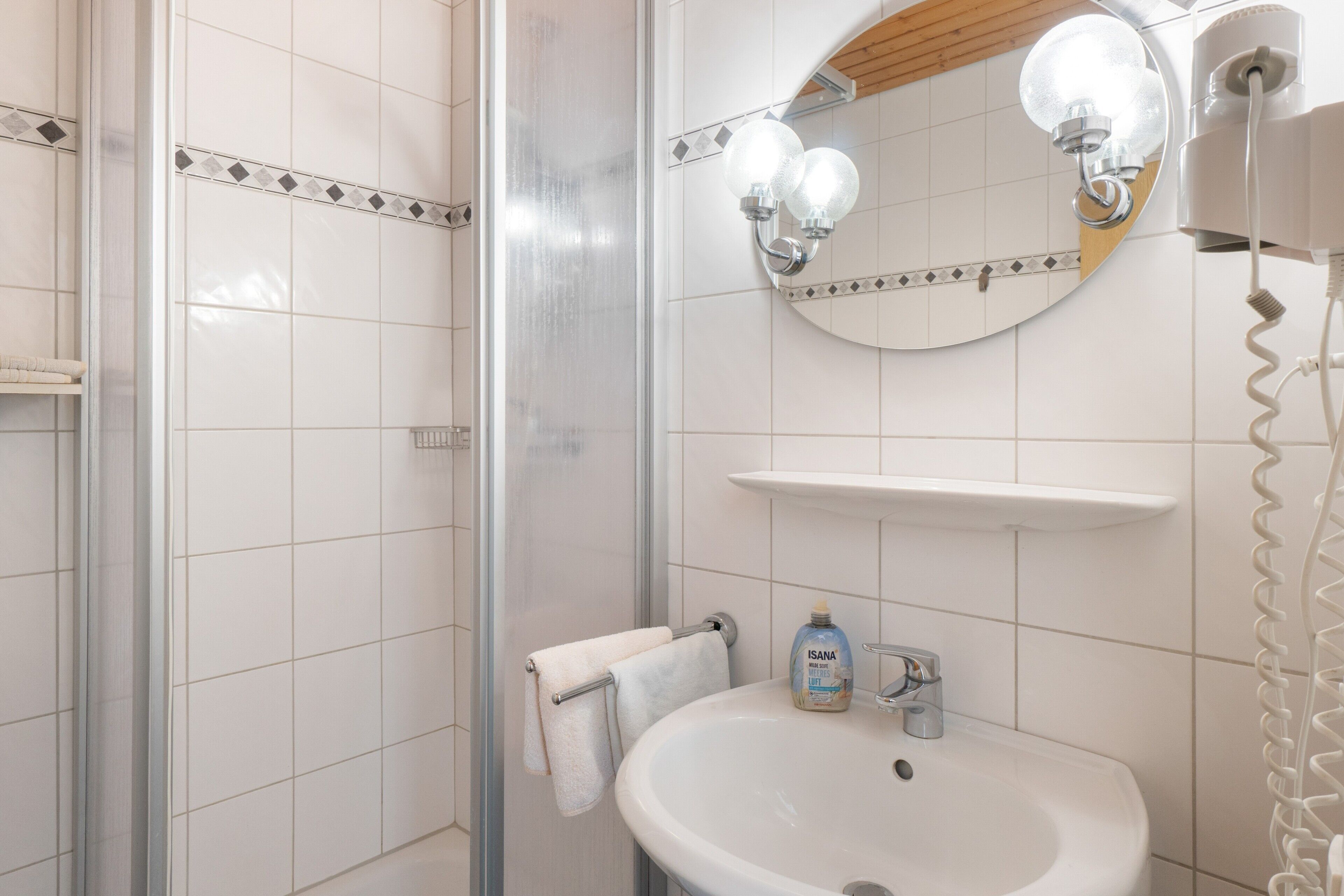 Shower, hair dryer, towels