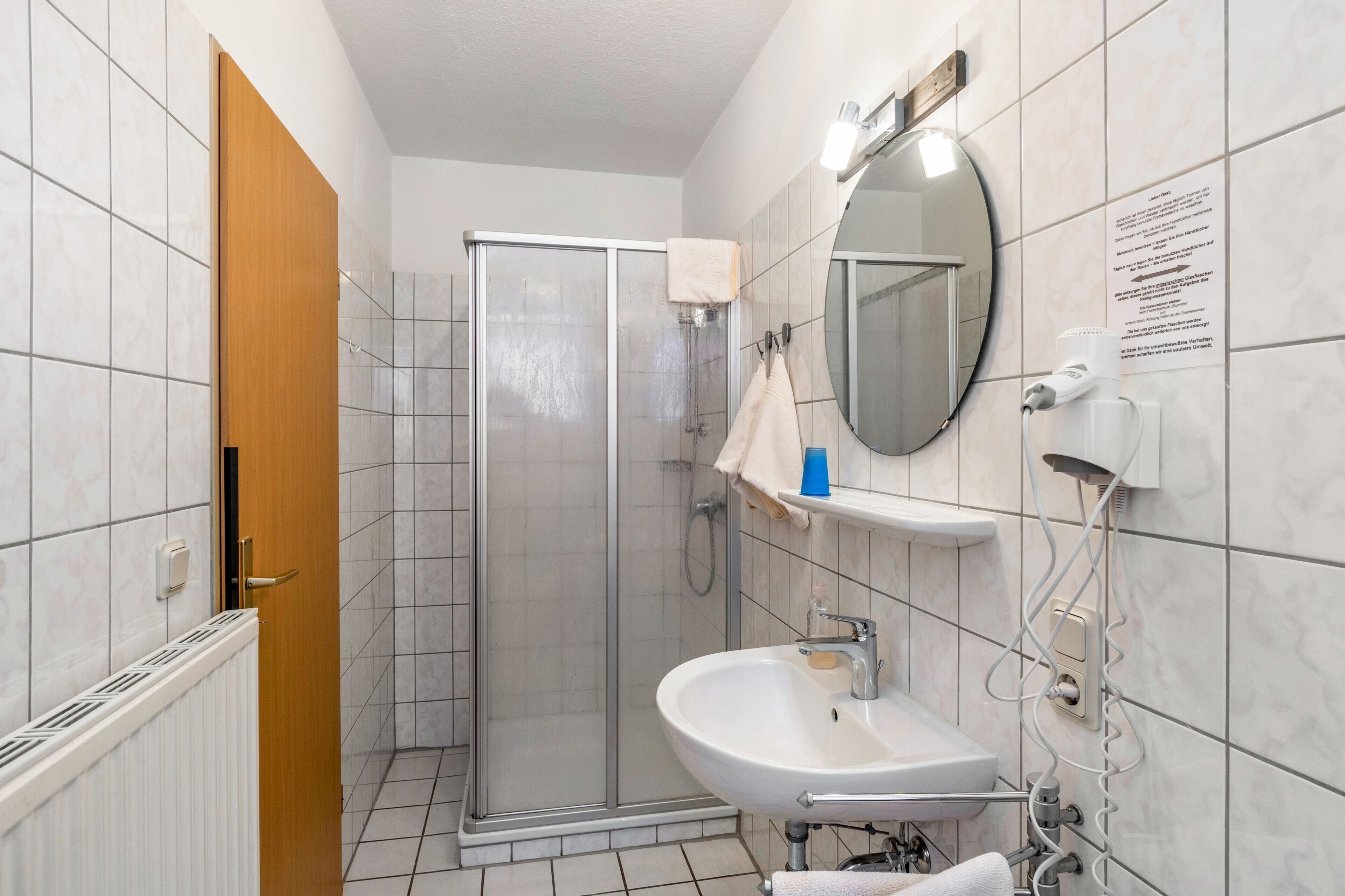 Dusche, Haartrockner, Handtücher