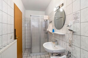 Ducha, secador de pelo y toallas