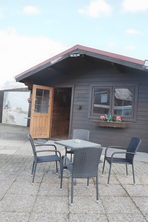 Outdoor dining - Room 'Doppelzimmer 3 Haupthaus' with Shared Terrace and Wi-Fi (Dornum)