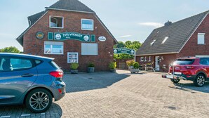 Un bâtiment en briques portant les enseignes de l’hôtel Zum Vikinger et de la brasserie Krombacher.