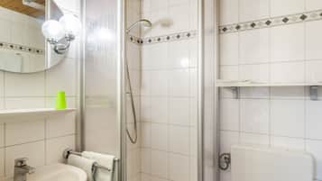 Dusche, Haartrockner, Handtücher