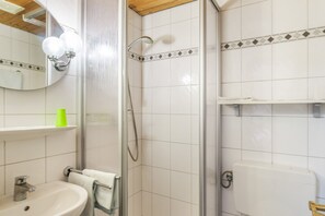 Shower, hair dryer, towels - Room 'Doppelzimmer 3 Haupthaus' with Shared Terrace and Wi-Fi (Dornum)