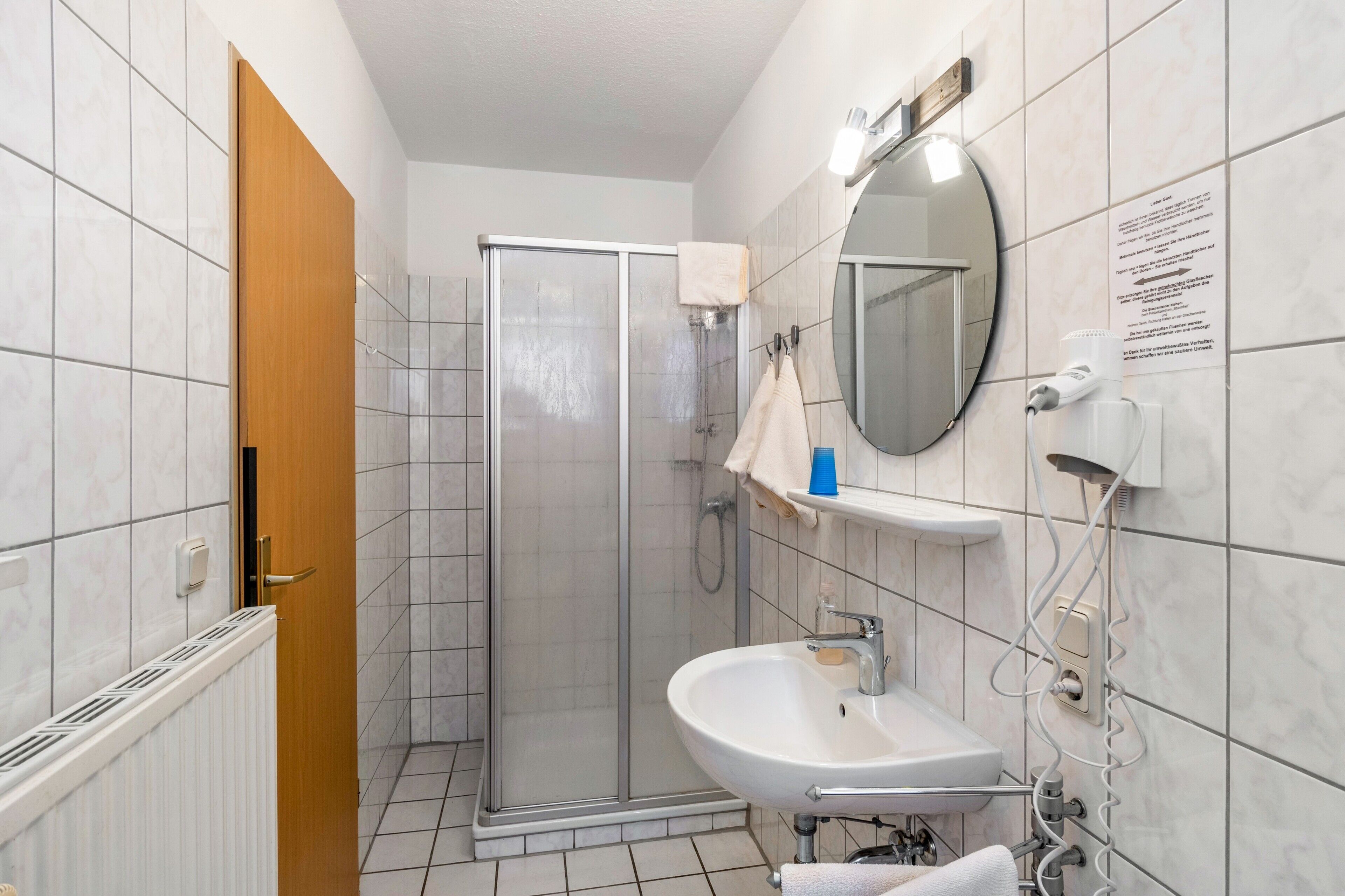 Een douche, een haardroger, handdoeken
