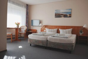 1 bedroom, WiFi, bed sheets - Room 'Doppelzimmer 4 Gästehaus' with Shared Terrace and Wi-Fi (Dornum)
