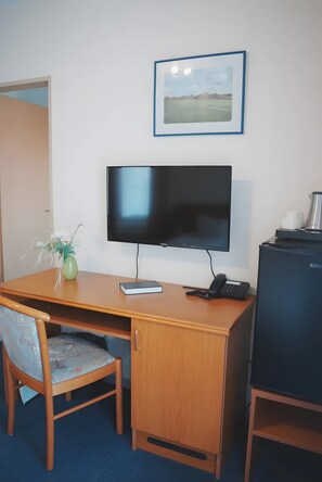 Interior - Room 'Doppelzimmer 4 Gästehaus' with Shared Terrace and Wi-Fi (Dornum)
