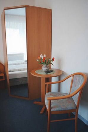 1 bedroom, WiFi, bed sheets - Room 'Doppelzimmer 4 Gästehaus' with Shared Terrace and Wi-Fi (Dornum)