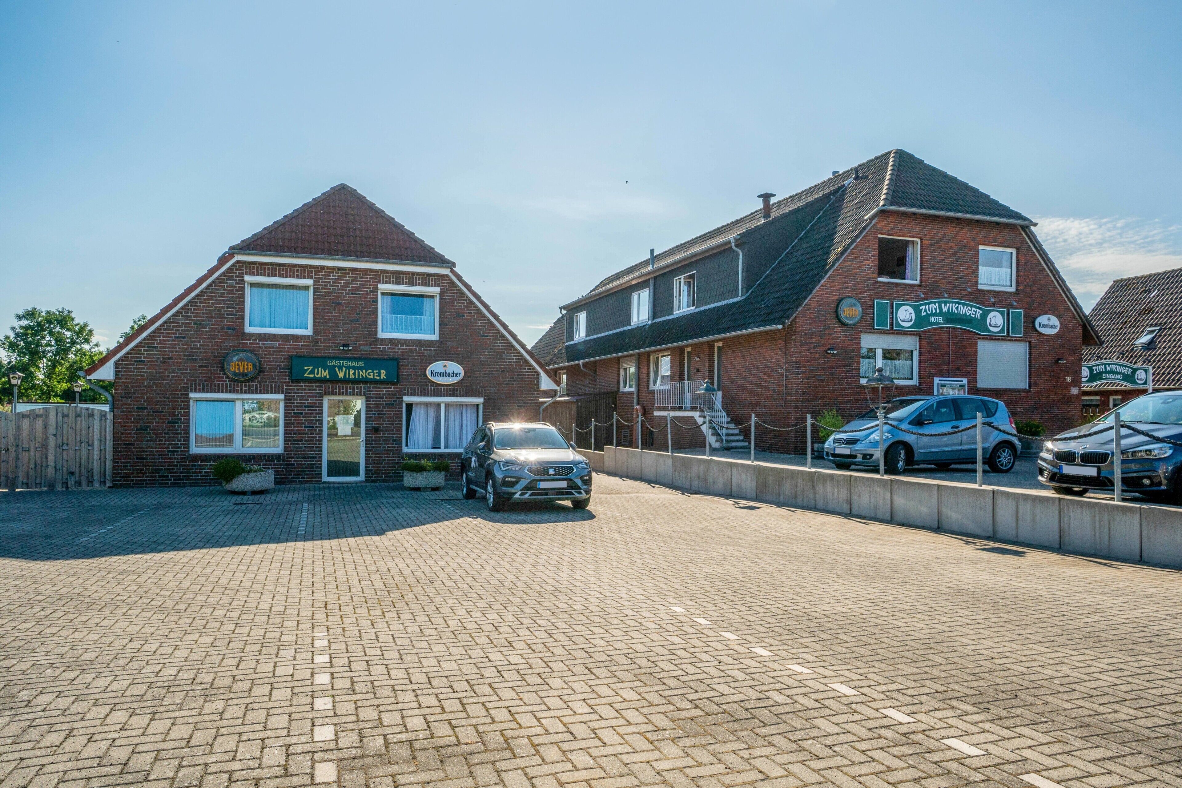 A building with a sign reading 'Zum Vikinger Hotel' and another sign for 'Zum Vikinger Eingang'.