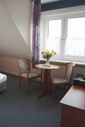 Dining - Room 'Doppelzimmer 4 Haupthaus' with Shared Terrace and Wi-Fi (Dornum)