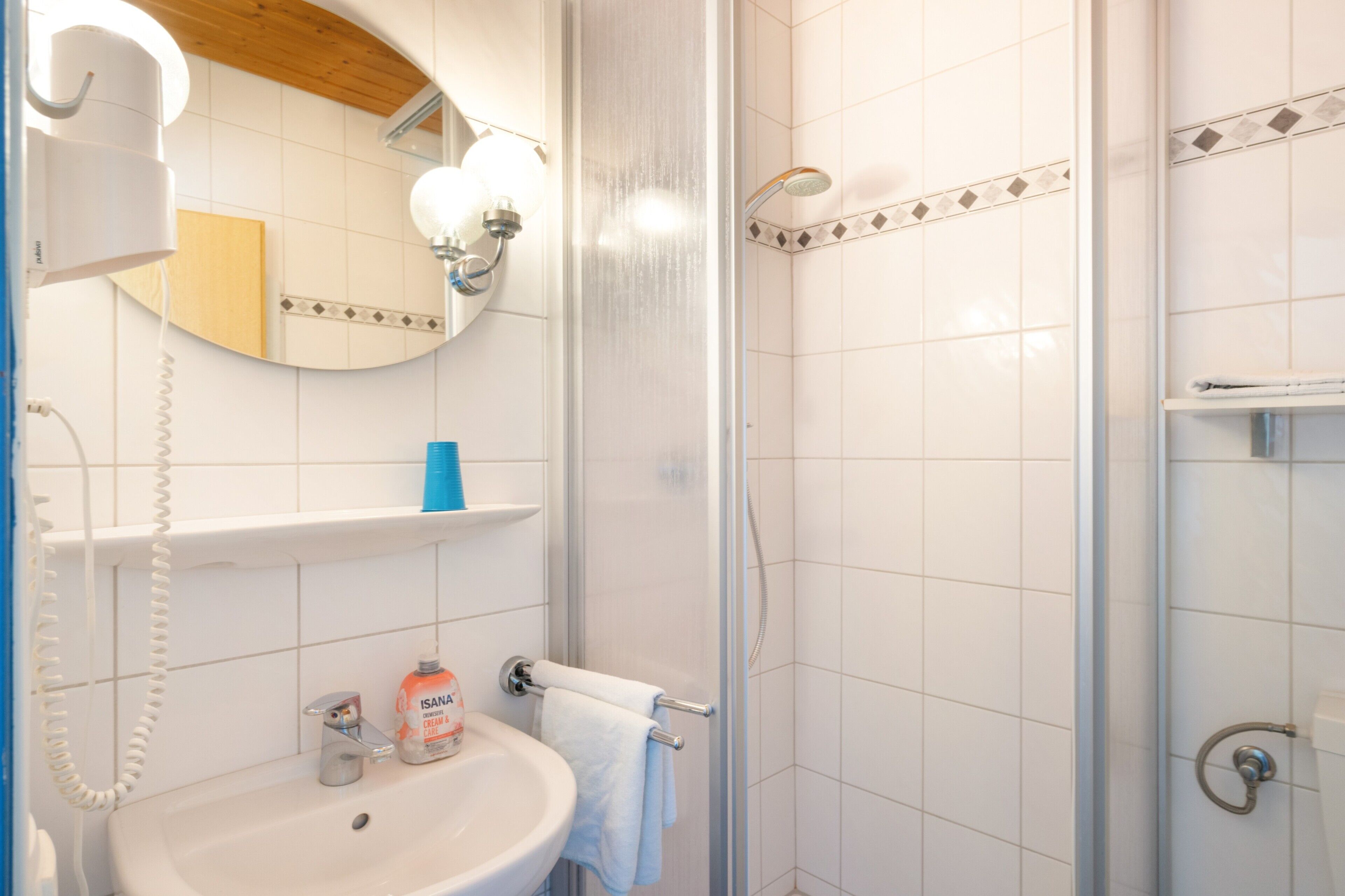 Dusche, Haartrockner, Handtücher