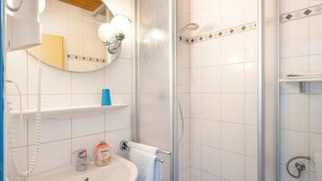 Dusche, Haartrockner, Handtücher