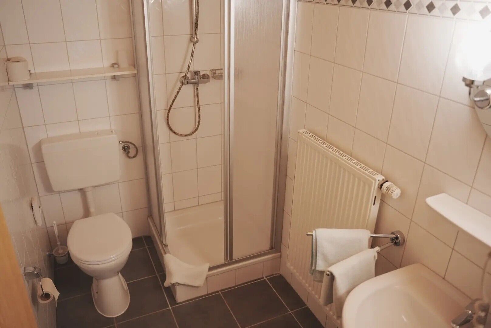 Douche, sèche-cheveux, serviettes fournies
