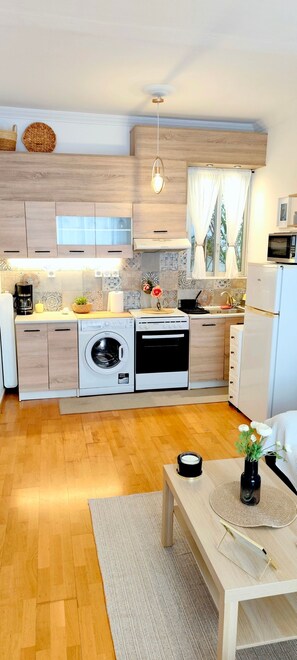 Fridge, microwave, oven, stovetop - Cozy apartment in Acropolis (Athens)