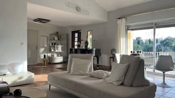Smart TV, fireplace, DVD player, table tennis