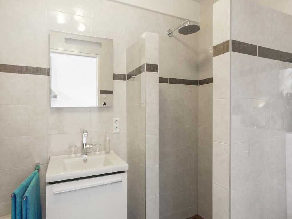 Een douche, handdoeken, zeep, toiletpapier