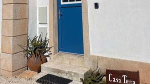 A building with a blue door, white walls, and a tiled roof. - 2 bedroom house in the heart of the Serra d'Aire e Candeeiros natural park (Rio Maior)