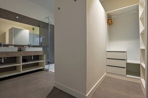 Shower, hair dryer, towels, soap - MyPlaceLisbon - Luxury Trindade II (Lisboa)